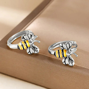 Orecchini a Cerchio a Forma di Ape per Donne, Design Geometrico Animale, Gioielli Delicati per Uso Quotidiano alla Moda - Product Image 6
