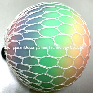 צעצוע להפגת מתחים בצורת כדור ענבים משנה צבעים עם דוגמת דג - Product Image 5