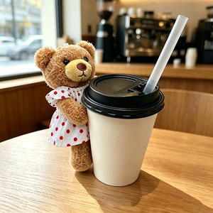 Niedlicher Plüschbär Kaffeetassen-Dekor im Sommerstil, Weißer Stoff mit Abnehmbarem Mini-Plüsch Tassen-Umarmungs-Ornament - Product Image 3