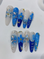Uñas Acrílicas Hechas a Mano con Flores Azules en 3D, Uñas Almendradas con Degradado Azul y Blanco, Uñas Postizas con Líneas Plateadas y Cuentas de Diamantes de Imitación