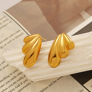 Yunnique Boucles d'oreilles en forme d'ailes plaquées or en acier inoxydable pour femmes - Product Image 2