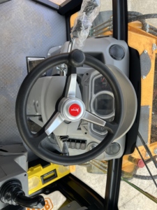 Nouvelle chargeuse-pelleteuse JCB 3CX, machine multifonctionnelle avec accessoires en option pour les projets de construction municipale. - Product Image 3