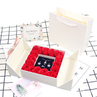 Coffret Cadeau Luxe 16 Roses Éternelles pour la Saint-Valentin et Anniversaires, avec Collier, Boucles d'Oreilles, Bracelet, en Carton Verni Magnétique