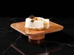 Table ronde de support de gâteau en bois parfaite pour les centres de table de mariage de décor rustique ou l'affichage de dessert - Product Image 2