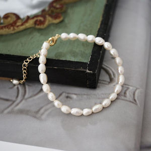 Pulsera de cuentas de perlas de agua dulce naturales de arroz pequeño chapado en oro de 18 quilates, joyería de pulsera de boda delicada - Product Image 3