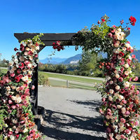 Composition florale artificielle pour arche de mariage, chemin de table floral pour jardin, décoration florale pour arche.