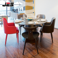 Ensemble de table en bois massif et de chaises en cuir capitonnées J2S pour projets hôteliers, restaurants et commerces de luxe sur mesure