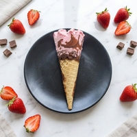 Cornet de glace à la fraise miniatures avec enrobage chocolaté, saveur fruitée authentique et cornet croustillant