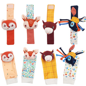 Set de Regalo para Recién Nacido, Calcetines de Algodón Suave con Sonajero en la Muñeca y Buscador de Pies con Juguete Musical, Calcetines con Sonajero para Bebés - Product Image 1