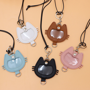 <span class=keywords><strong>Porte</strong></span>-clés en cuir PU en forme de chat mignon avec cordon, pendentif léger et portable pour le stockage de photos commémoratives et accessoire de sac - Product Image 1
