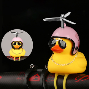 Mini Patito de Goma Amarillo Adorable al por Mayor con Casco de Libélula de Bambú - Product Image 2