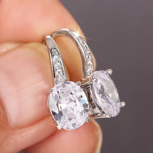 Anillo de Compromiso E820 para Mujer con Diamante de Corte Ovalado, Plata 925, Engaste Pavé, Estilo Clásico - Product Image 3