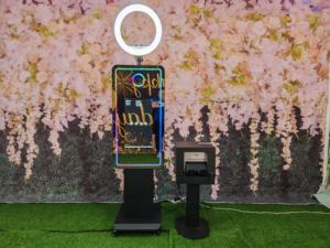 Prêt à expédier : Miroir magique Photobooth 65 pouces pour fêtes et mariages - Product Image 3