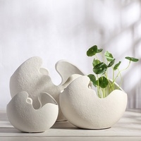 Vase en céramique de style nordique moderne, design contemporain blanc coquille d'œuf, arrangement floral, article décoratif en porcelaine artisanal