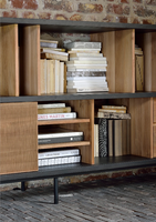 Meuble TV en bois massif naturel avec portes coulissantes en rotin, design artisanal pour le rangement du salon d'un appartement