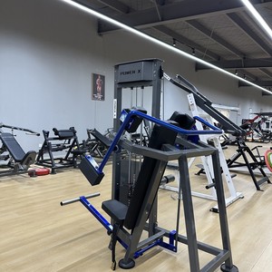 Pull-over sélecteur pour exercices du dos, ciblant les muscles latéraux dorsaux et les pectoraux. - Product Image 4