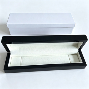 Boîte à bague en bois noir brillant, boîte cadeau pour bijoux avec peinture piano personnalisée pour mariage et fiançailles - Product Image 3