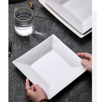 Assiette carrée en céramique blanche de 10 pouces pour restaurant, idéale pour servir des dim sum, des steaks et des pâtes