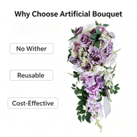 Élégant bouquet de mariée en cascade en forme de larme avec des fleurs de pivoine lilas, violettes et blanches, et des feuillages mélangés, pour la décoration de cérémonie de mariage
