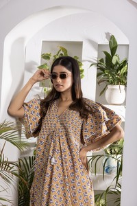 Vestido con estampado Buti color mostaza y mangas con doble volante para mujer, con cuello en V y detalle de blusa con pliegues para un estilo étnico elegante. - Product Image 5