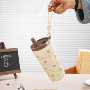 แก้วกาแฟลายหมีน่ารัก 500 มล. ภายในทำจาก SUS316L ภายนอกเป็นสแตนเลส พร้อมหลอดดูดและสายคล้องคอแบบพกพา สามารถสกรีนโลโก้ได้ - Product Image 5