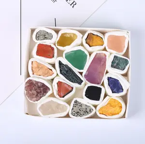 Großhandel Naturkristall Raupenstein Geschenkbox gemischt verschiedene Materialien Rohstein-Schachtel