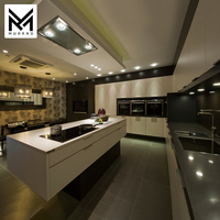 Cuisine moderne italienne sur mesure, finition brillante, avec armoires de cuisine modulaires contrastées noir et blanc, îlot central et appareils encastrés