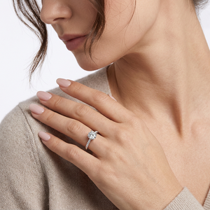 Bague de fiançailles classique pour femme en argent 925 avec moissanite taille brillant rond, sertie à griffes et pavée de pierres d'appoint - Product Image 5