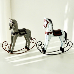 Nordisches Geschnitztes Holz-Schaukelpferd Ornamente Moderne Heimdekoration für Eingangsbereich und Schreibtisch Kleines Holzpferd Zimmerdekoration - Product Image 1