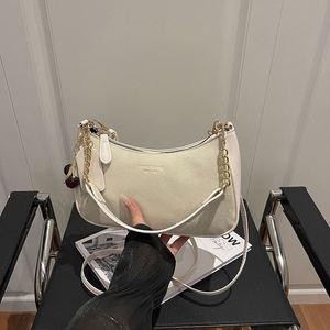 Bolsa tipo saco con bloques de color, modelo versátil para usar al hombro o cruzada, minimalista y urbana, ideal para mujeres. - Product Image 5