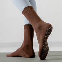 Chaussettes de yoga antidérapantes pour femmes, chaussettes de sport professionnelles mi-mollet antidérapantes pour Pilates avec texture de massage du pied pour la danse et le fitness