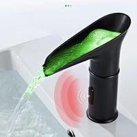 Nouveau robinet de lavabo intelligent à induction infrarouge LED tout en cuivre avec noyau de valve en céramique, chaud/froid automatique AC/DC