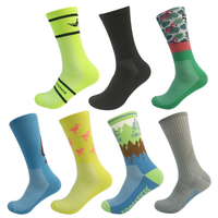 Chaussettes de sport athlétiques unisexes en coton à séchage rapide pour l'été et l'automne, idéales pour le cyclisme et les activités de plein air, avec logo personnalisé, compression et maintien.