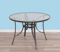 Table ronde d'extérieur moderne et durable avec plateau en verre ondulé et structure en fer pour usage commercial en bord de piscine, café ou restaurant