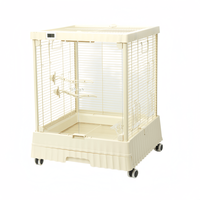 Une grande cage à oiseaux luxueuse en métal avec des roues transparentes et mobiles pour un transport facile, adaptée aux perroquets
