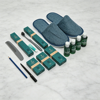 Ensemble d'articles de toilette jetables de luxe vert foncé pour hôtel, kit de produits de toilette haut de gamme avec pantoufles bleu denim