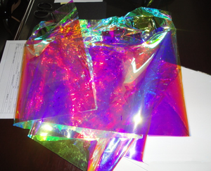 Pellicola arcobaleno iridescente dicroica rossa viola da 40 Micron per produrre ricchi effetti di colore su varie applicazioni - Product Image 2