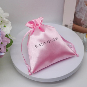 Sac d'emballage en satin pour bijoux avec cordon de serrage, pochette cadeau en coton rose avec logo, sac anti-poussière en satin – Vente en gros - Product Image 2