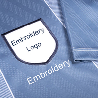 Maglia da Calcio Retrò Personalizzata, Jersey Blu Chiaro con Bordi Verticali, Collo a V, Manica Corta, Uniforme Maschile per Squadre, Produzione all'Ingrosso