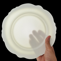 Assiettes de présentation blanches à bord festonné pour mariage, assiette plate en porcelaine tendre en forme de fleur
