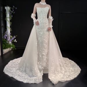 Abito da Sposa a Sirena di Lusso di Perfetta Manifattura in Tulle con Fiori 3D e Pizzo Senza Spalline - Product Image 2
