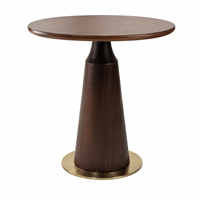 Projet de design d'intérieur personnalisé pour café et restaurant avec mobilier en bois et en métal, bar à café, tables et sièges de salle à manger