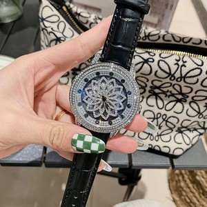 Reloj de cuarzo impermeable con esfera grande y elegante, hecho a medida - Product Image 2