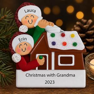 Ornement <span class=keywords><strong>de</strong></span> Noël en résine Maison <span class=keywords><strong>de</strong></span> pain d'épices familiale, avec décorations <span class=keywords><strong>de</strong></span> glaçage, bonbons, toit, pull, chapeau, et figurine espionnant, à suspendre sur l'arbre, cadeau <span class=keywords><strong>de</strong></span> haute qualité - Product Image 6