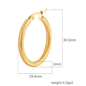 ต่างหูห่วงแบบ Huggie ดีไซน์ตาข่ายมีเท็กซ์เจอร์ ชุบทอง 18K ทำจากสแตนเลสสตีล |   ป้องกันการแพ้และทนทาน |   สไตล์คลาสสิกสำหรับผู้หญิง - Product Image 4