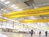 Pont roulant à double poutre avec commande PLC, entraînement par moteur à engrenages, fonctionnement au sol et à distance pour levage industriel haute capacité