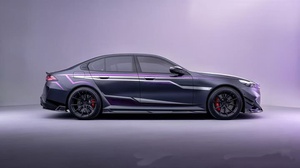ชุดแต่งคาร์บอนไฟเบอร์สำหรับ BMW G90 M5 รุ่น AE-style ประกอบด้วยลิ้นหน้าคาร์บอนไฟเบอร์ ดิฟฟิวเซอร์ สปอยเลอร์ และสเกิร์ตข้าง - Product Image 3