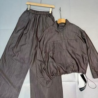 Ensemble deux pièces décontracté pour femme, idéal pour le bureau, motif uni, chemisier et pantalon large, design minimaliste, tissu tissé simple à l'avant