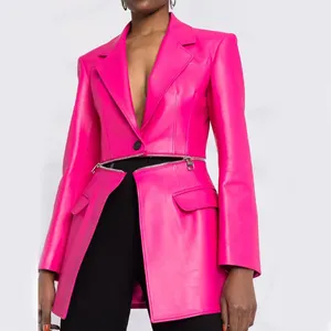 女式街头穿粉色缺口翻领单扣腰部环绕式拉链皮革夹克，带两个翻盖口袋