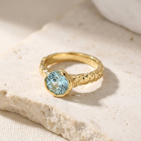 ZG Trendiger Ring mit gehämmerter Textur, rundem blauem Zirkonia im Lünettenfassung, aus vergoldetem Kupfer, Statement-Geschenk